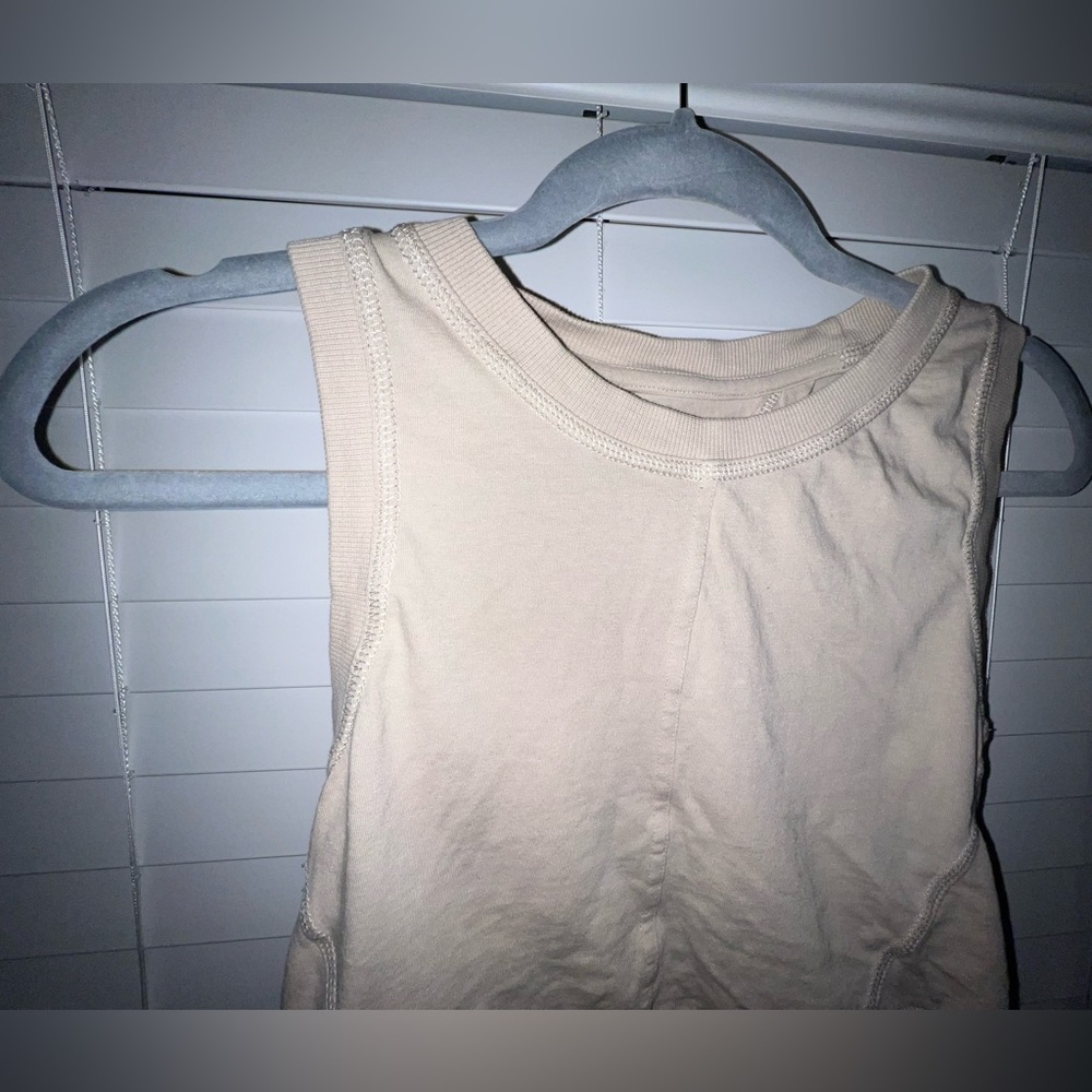 Cropped Open Back Tank - Picture 2 of 7